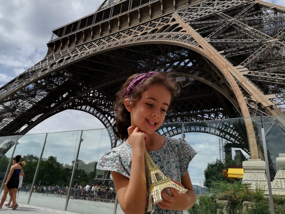Irene sotto la tour Eifel a parigi