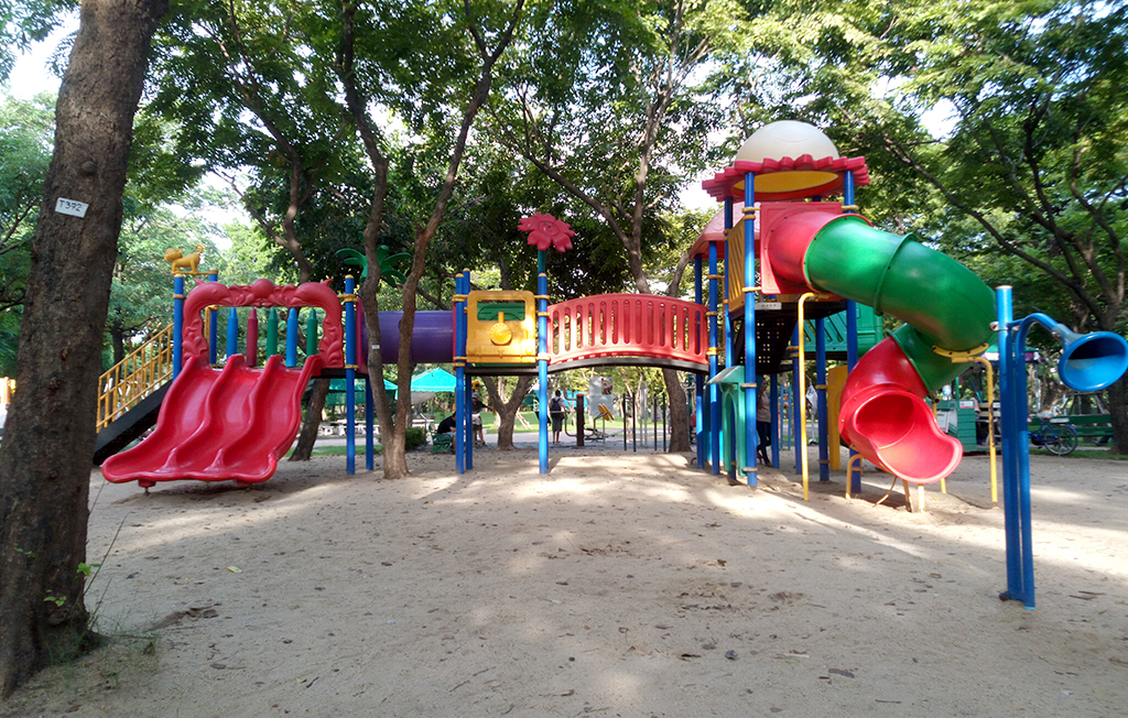 Playground per i bambini al lumphini park a Bangkok