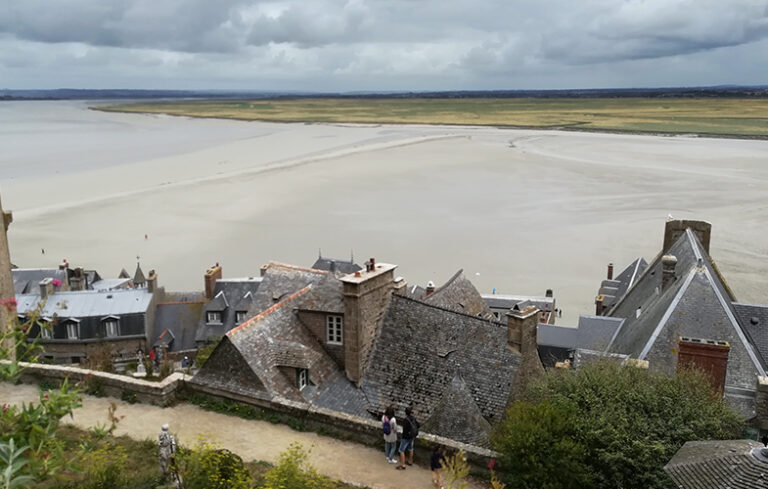 La baia vista da sopra Mont-saint-michel