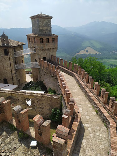 Il camminamento sulle mura a borgo di Vigoleno