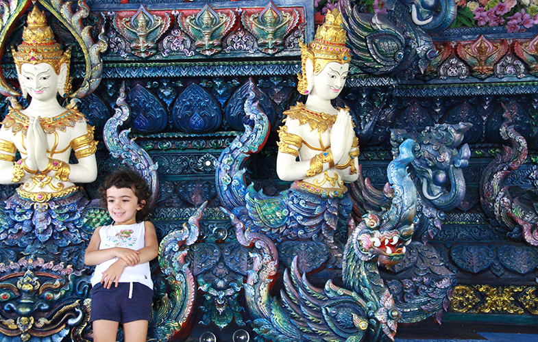 chiang rai con i bambini - blu-temple - thaillandia