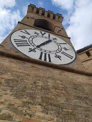 Dettaglio dell'orologio sulla torre dell'orologio a Brisighella
