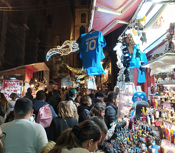 Folla in San Gregorio Armeno - Napoli