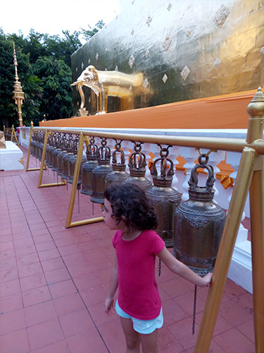 elefanti dorati e campane al wat phra sing - chiang mai