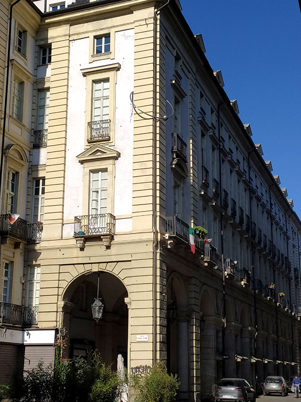 palazzo col piercing a Torino