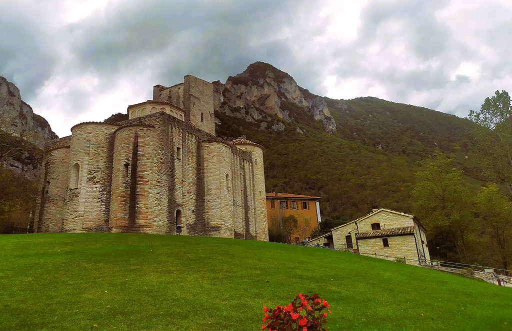 Santuario di San vittorio alle Chiuse - Marche