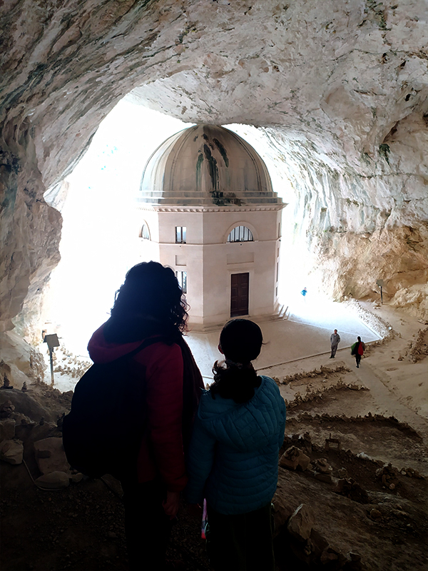 Il Tempio di Valadier dalla grotta