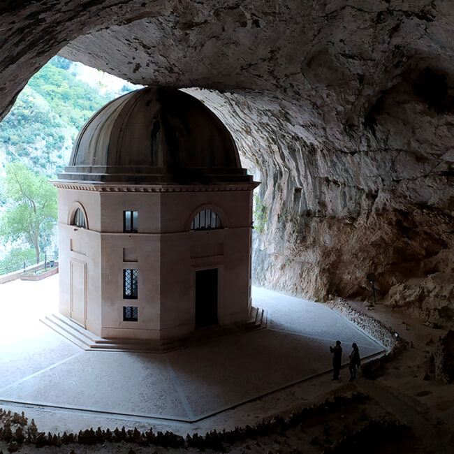 Tempio di Valadier - gola di Frasassi