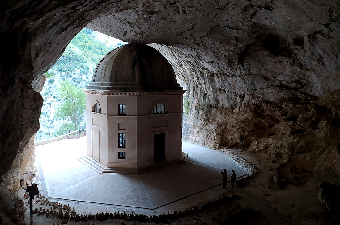 Tempio di Valadier - gola di Frasassi