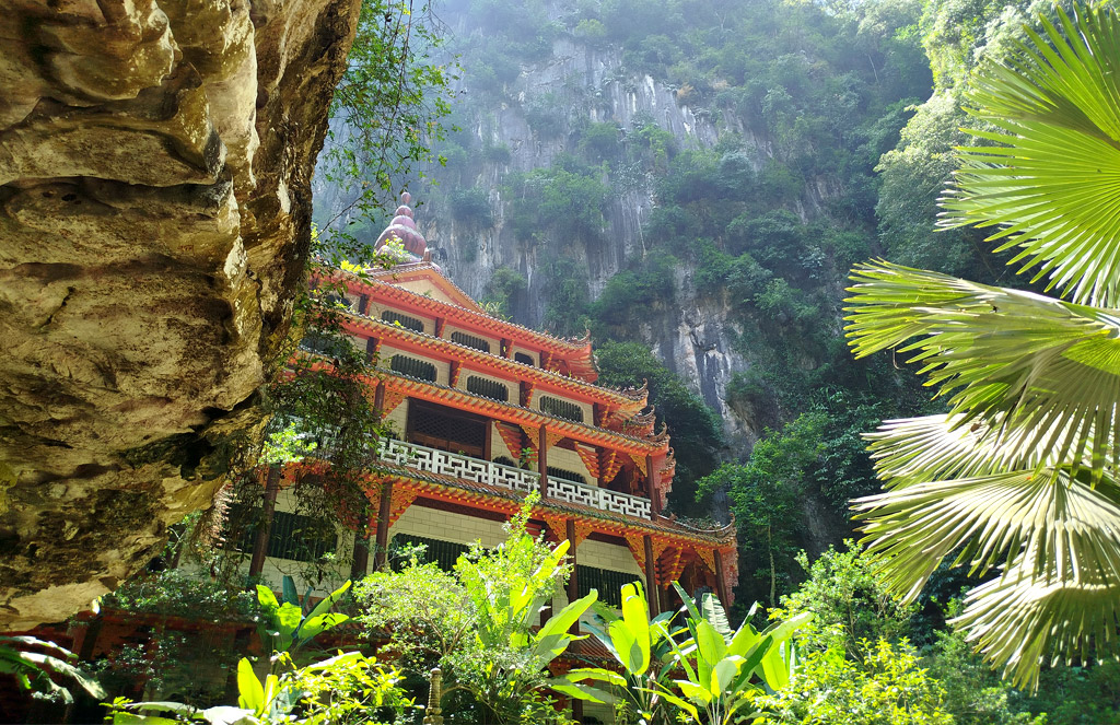 ipoh - sam poh tong temple